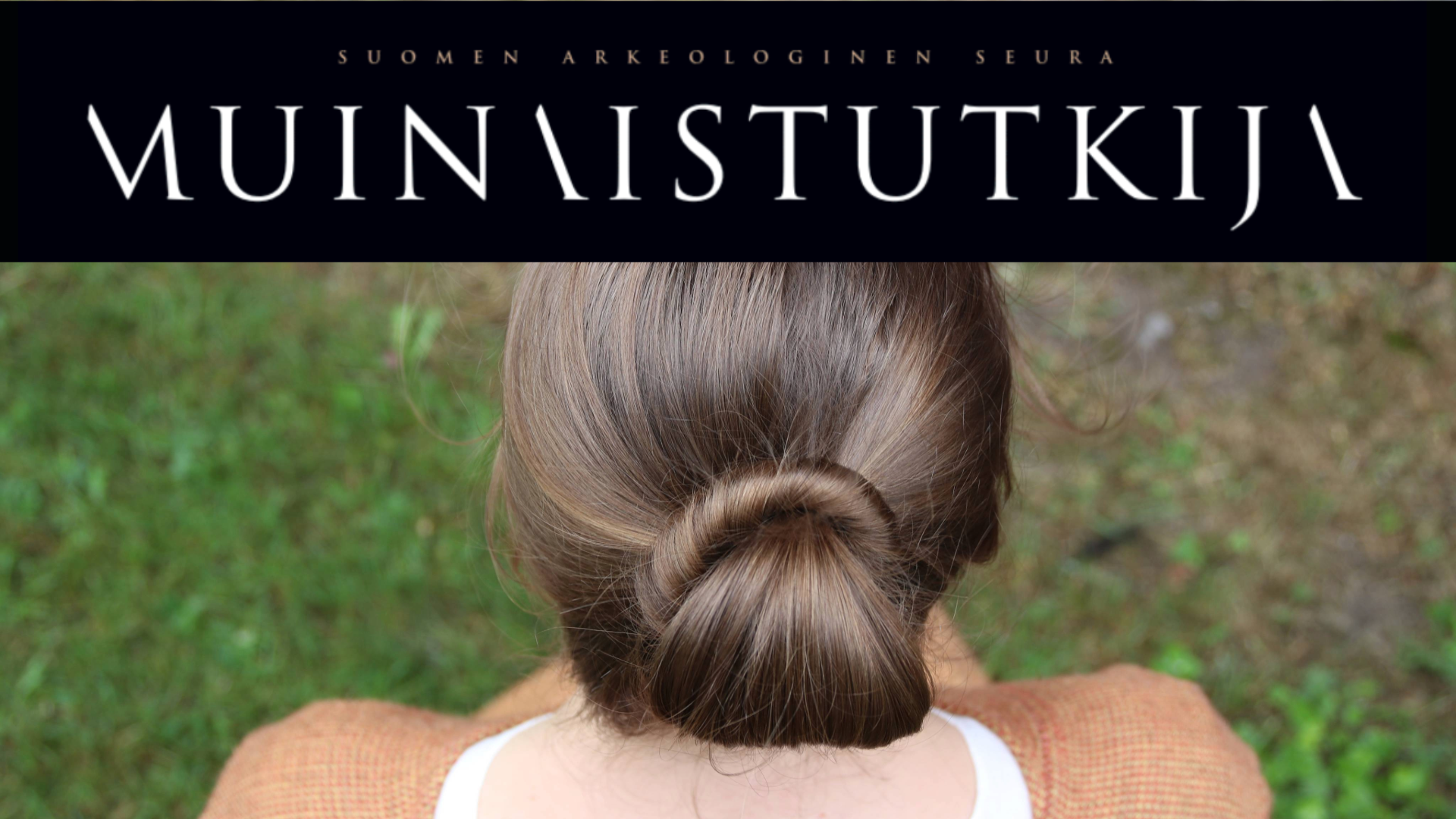 Ravattulan Ristimäen haudan 20/2016 hiusjäännöksen mukaan tehty nutturakampaus tummahiuksisen naisen päässä ylhäältäpäin kuvattuna. Poninhäntä on kiepautettu itsensä ympäri ja sen häntä on kiedottu löyhän nutturan ympäri.
