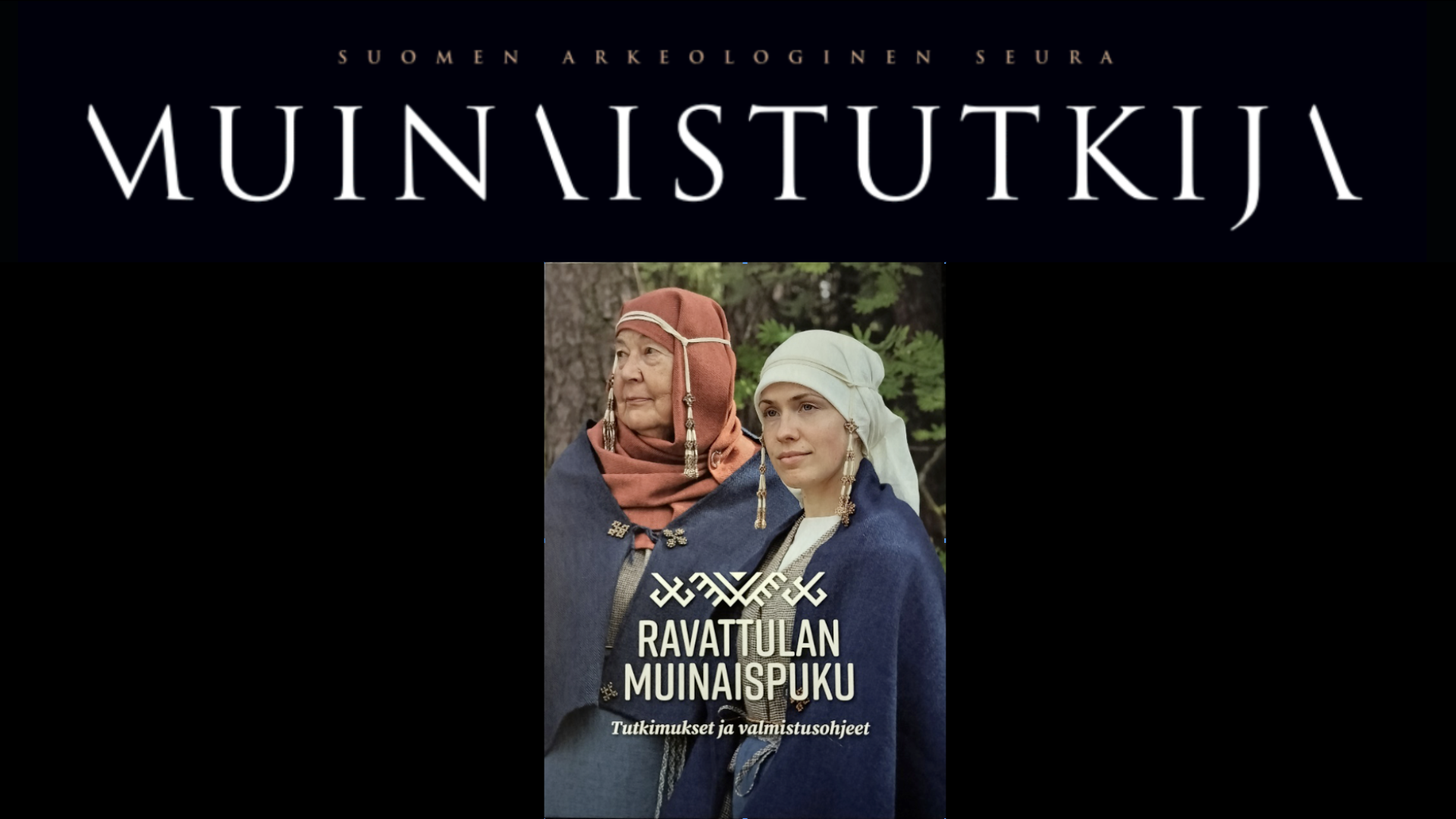Kirjan kansi: Ravattulan muinaispuku – Tutkimukset ja valmistusohjeet, kuvassa kaksi naista, joilla yllään viitat sekä huivit, joissa metallisia kierrekoristeltuja roikkuvia koristeita.