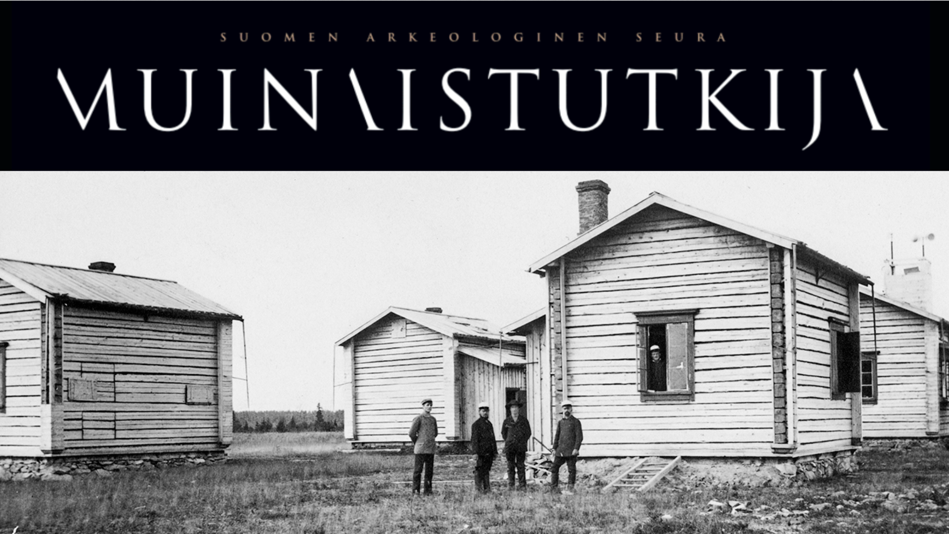 Neljä tutkijaa Sodankylän havaintoaseman edustalla, rakennukset ovat vaaleita, pieniä hirsirakennuksia, joissa on pienet ikkunat. (Kuva: Karl Granit 1882–1884. Uno Roosin kokoelma Val177:5:2, Turun museokeskus, Turun kaupunki. Public Domain Mark 1.0)