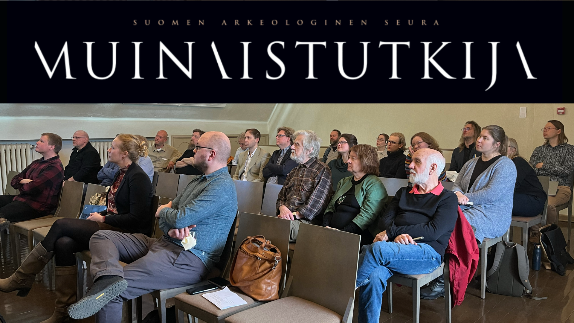 Ihmisiä istuu auditoriossa suomalaisten ja virolaisten tapaamisessa Tieteiden talolla